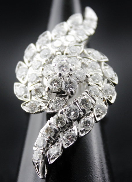 (image for) A 14K WHITE GOLD DIAMOND RING